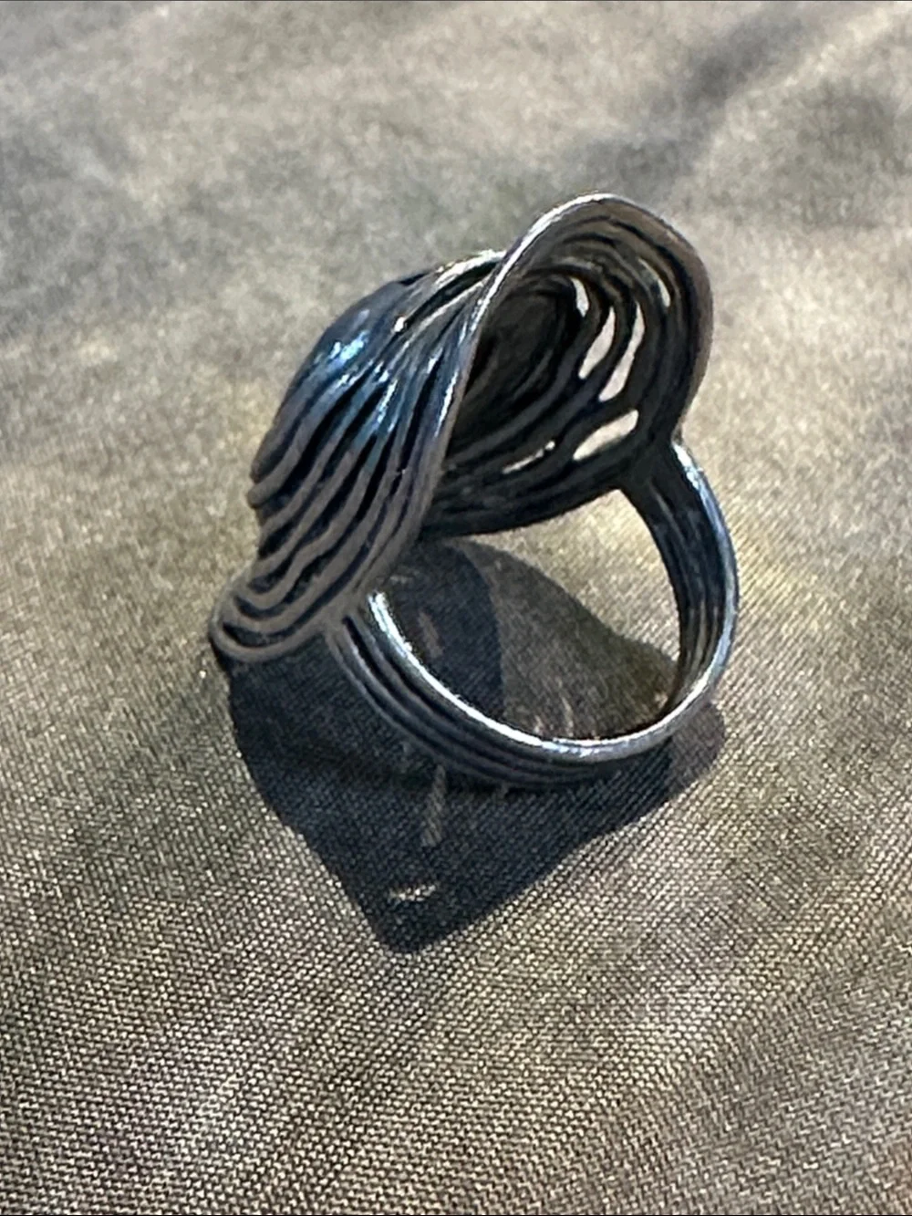 925 Sterling Black Faceted Stone Wave Ring - Women size 8